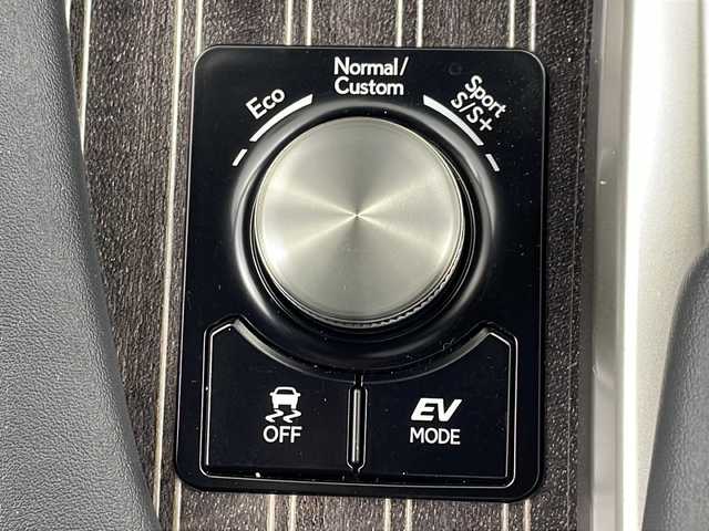 レクサス ＲＸ 450h バージョンL 岐阜県 2020(令2)年 6万km ソニッククォーツ サンルーフ/黒レザーシート/三眼LEDヘッドライト/プリクラッシュセーフティ/レーンキーピングアシスト/オートマチックハイビーム/レーダークルーズコントロール/ブラインドスポットモニター/リアクロストラフィックアラート/インテリジェントクリアランスソナー/ドライブスタートコントロール/純正SDナビ/フルセグ/BT/CD/DVD/USB/Miracast/パノラミックビューモニター/ビルトインETC2.0/パワーバックドア/ヘッドアップディスプレイ/前後ドライブレコーダー/ルーフレール/ウッドコンビハンドル/ステアリングスイッチ/パドルシフト/シートヒーター/ベンチレーション/パワーシート/シートメモリ/純正フロアマット/純正20インチAW