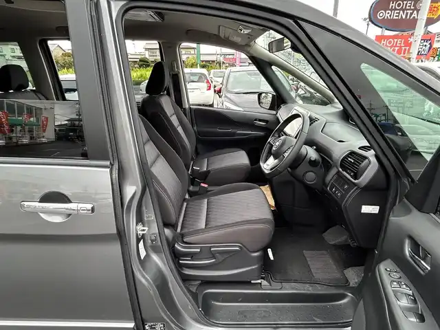 日産 セレナ ハイウェイスター V 宮城県 2020(令2)年 2.7万km ダークメタルグレー/ダイヤモンドブラック セーフティパックB/・プロパイロット/・SRSエアバッグ（サイド/カーテン）/・インテリジェントアラウンドビューモニター/・インテリジェントパーキングアシスト/・ふらつき警報/・電動パーキングブレーキ/・オートブレーキホールド/・ヒーター付ドアミラー/リアオートエアコン/3列目ヒーターダクト/＝＝＝/インテリジェントエマージェンシー/踏み間違い衝突防止アシスト/車線逸脱防止支援システム/車線逸脱警報/後側方衝突防止支援システム/後側方車両検知警報/後退時車両検知警報/標識検知機能/コーナーセンサー/フリップダウンモニター/純正10インチナビ/・CD/DVD/・Bluetooth/・フルセグTV/ビルトインETC/ドライブレコーダー/革巻きステアリング/LEDヘッドランプ/フォグランプ/オートライト/スマートキー＆プッシュスタート/電動格納ミラー/純正16インチAW/純正フロアマット
