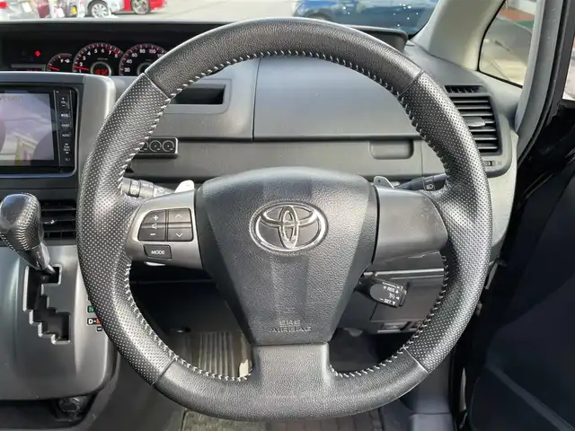 トヨタ ヴォクシー ZS 煌Ⅱ 長野県 2012(平24)年 15.6万km ブラック ワンオーナー/社外HDDナビ/・Bluetooth/CD/DVD/ワンセグTV/ビルトインETC/3列シート/ドライブレコーダー前方のみ/純正フロアマット/布系シート/両側パワースライドドア/社外16インチAW/キセノンオートライト/フォグランプ/Wエアバック/クルーズコントロール追従無し/パドルシフト/スマートキー/スペアキー1本/冷房WAC