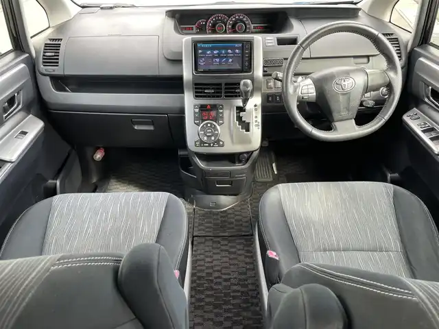 トヨタ ヴォクシー ZS 煌Ⅱ 長野県 2012(平24)年 15.6万km ブラック ワンオーナー/社外HDDナビ/・Bluetooth/CD/DVD/ワンセグTV/ビルトインETC/3列シート/ドライブレコーダー前方のみ/純正フロアマット/布系シート/両側パワースライドドア/社外16インチAW/キセノンオートライト/フォグランプ/Wエアバック/クルーズコントロール追従無し/パドルシフト/スマートキー/スペアキー1本/冷房WAC