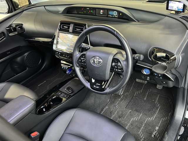 トヨタ プリウス A ツーリングセレクション 静岡県 2019(平31)年 7.8万km アティチュードブラックマイカ アルパインナビ/・TV/・CD/DVD/・SD/・AM/FM/・ipod/・Bluetooth/・HDMI/主要装備/・レーダークルーズコントロール　/・ＴＲＤエアロ　/・ＴＲＤマフラー　/・バックカメラ　/・ＥＴＣ　/・ＢＳＭ/・コーナーセンサー　/・ヘッドアップディスプレイ　/・シートヒーター　/・パーキングアシスト　/・スマートキー　/・ＳＯＳコール/・オートライト/・ステアリングリモコン/・レーンキープ/・18インチBBSホイール