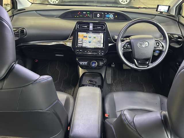 トヨタ プリウス A ツーリングセレクション 静岡県 2019(平31)年 7.8万km アティチュードブラックマイカ アルパインナビ/・TV/・CD/DVD/・SD/・AM/FM/・ipod/・Bluetooth/・HDMI/主要装備/・レーダークルーズコントロール　/・ＴＲＤエアロ　/・ＴＲＤマフラー　/・バックカメラ　/・ＥＴＣ　/・ＢＳＭ/・コーナーセンサー　/・ヘッドアップディスプレイ　/・シートヒーター　/・パーキングアシスト　/・スマートキー　/・ＳＯＳコール/・オートライト/・ステアリングリモコン/・レーンキープ/・18インチBBSホイール