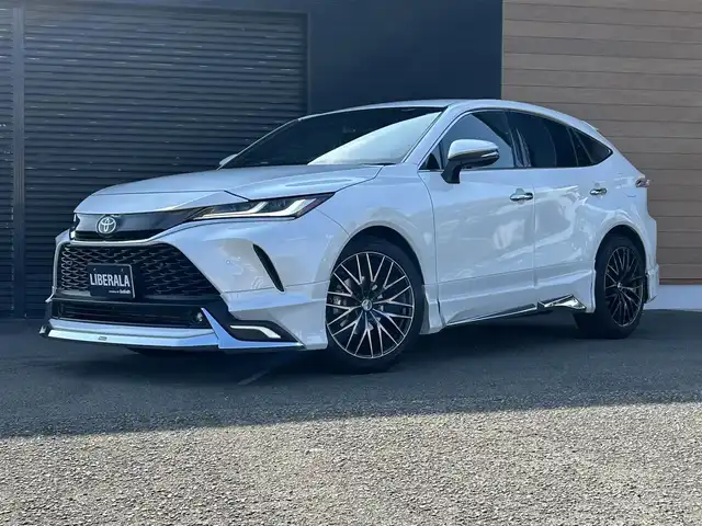 トヨタ ハリアー Z レザーパッケージ 宮崎県 2023(令5)年 3万km プラチナホワイトパールマイカ JBLディスプレイオーディオナビ/・フルセグTV/・AM/・FM/・Bluetooth/JBLサウンド/モデリスタエアロ/全方位カメラ/トヨタセーフティーセンス/コーナーセンサー/電動リアゲート/レーダークルーズコントロール/LEDライト/社外アルミホイール20インチ/ETC2.0/ブラインドスポットモニター/USBポート/ドラレコ(前)/パワーシート/レザーシート/オートホールド/電動ランバーサポート/ハンドルヒーター/シートベンチレーション/シートヒーター/デジタルインナーミラー