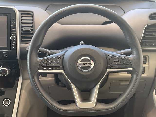 日産 セレナ X 埼玉県 2017(平29)年 4.2万km マルーンレッド インテリジェント エマージェンシーブレーキ/純正8インチナビ/　　CD/DVD/BT/フルセグ/USB/アラウンドビューモニター/フリップダウンモニター/両側電動スライドドア/クルーズコントロール/オートライト/コーナーセンサー/ETC/スマートキー×2/禁煙車