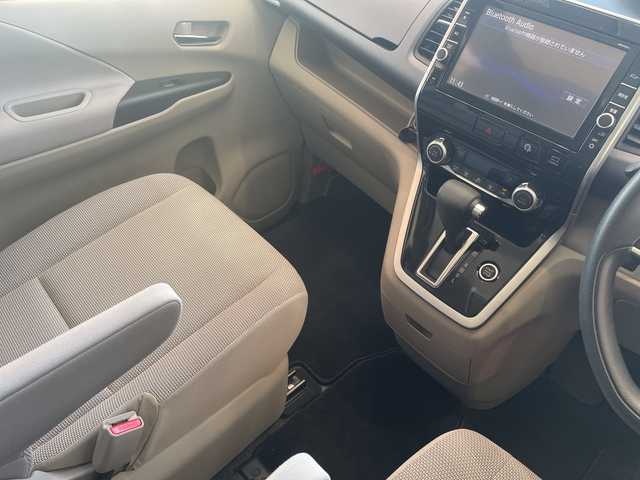 日産 セレナ X 埼玉県 2017(平29)年 4.2万km マルーンレッド インテリジェント エマージェンシーブレーキ/純正8インチナビ/　　CD/DVD/BT/フルセグ/USB/アラウンドビューモニター/フリップダウンモニター/両側電動スライドドア/クルーズコントロール/オートライト/コーナーセンサー/ETC/スマートキー×2/禁煙車