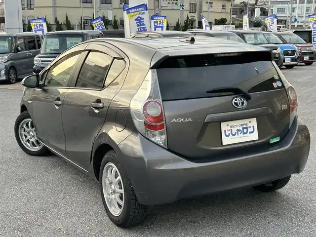 トヨタ アクア G 沖縄県 2014(平26)年 6.9万km グレーメタリック (株)IDOMが運営する【じしゃロンコザ店】の自社ローン専用車両になりますこちらは現金またはオートローンご利用時の価格です。自社ローンご希望の方は別途その旨お申付け下さい/純正ナビ　/ＥＴＣ　/パワーステアリング　/パワーウィンドウ　/アイドリングストップ　/純正フロアマット　/オートライト/LEDヘッドライト/プッシュスタート/スマートキー　/スペアキー　/取扱説明書