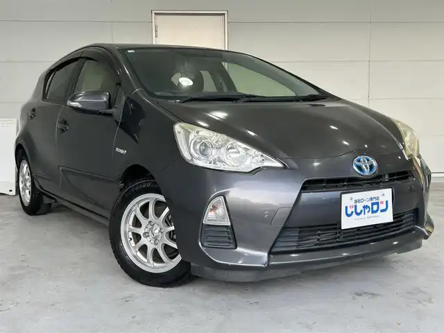 トヨタ アクア G 沖縄県 2014(平26)年 6.9万km グレーメタリック (株)IDOMが運営する【じしゃロンコザ店】の自社ローン専用車両になりますこちらは現金またはオートローンご利用時の価格です。自社ローンご希望の方は別途その旨お申付け下さい/純正ナビ　/ＥＴＣ　/パワーステアリング　/パワーウィンドウ　/アイドリングストップ　/純正フロアマット　/オートライト/LEDヘッドライト/プッシュスタート/スマートキー　/スペアキー　/取扱説明書