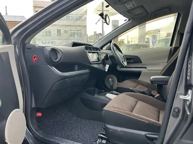 トヨタ アクア G 沖縄県 2014(平26)年 6.9万km グレーメタリック (株)IDOMが運営する【じしゃロンコザ店】の自社ローン専用車両になりますこちらは現金またはオートローンご利用時の価格です。自社ローンご希望の方は別途その旨お申付け下さい/純正ナビ　/ＥＴＣ　/パワーステアリング　/パワーウィンドウ　/アイドリングストップ　/純正フロアマット　/オートライト/LEDヘッドライト/プッシュスタート/スマートキー　/スペアキー　/取扱説明書