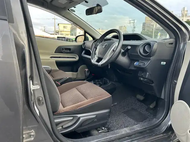 トヨタ アクア G 沖縄県 2014(平26)年 6.9万km グレーメタリック (株)IDOMが運営する【じしゃロンコザ店】の自社ローン専用車両になりますこちらは現金またはオートローンご利用時の価格です。自社ローンご希望の方は別途その旨お申付け下さい/純正ナビ　/ＥＴＣ　/パワーステアリング　/パワーウィンドウ　/アイドリングストップ　/純正フロアマット　/オートライト/LEDヘッドライト/プッシュスタート/スマートキー　/スペアキー　/取扱説明書