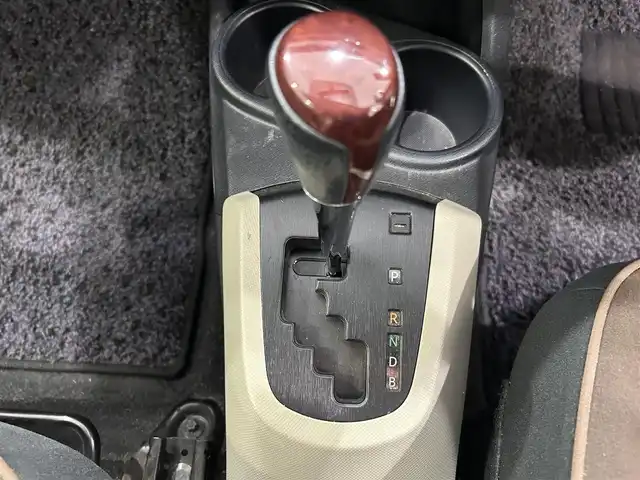 トヨタ アクア G 沖縄県 2014(平26)年 6.9万km グレーメタリック (株)IDOMが運営する【じしゃロンコザ店】の自社ローン専用車両になりますこちらは現金またはオートローンご利用時の価格です。自社ローンご希望の方は別途その旨お申付け下さい/純正ナビ　/ＥＴＣ　/パワーステアリング　/パワーウィンドウ　/アイドリングストップ　/純正フロアマット　/オートライト/LEDヘッドライト/プッシュスタート/スマートキー　/スペアキー　/取扱説明書