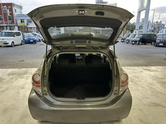 トヨタ アクア G 沖縄県 2014(平26)年 6.9万km グレーメタリック (株)IDOMが運営する【じしゃロンコザ店】の自社ローン専用車両になりますこちらは現金またはオートローンご利用時の価格です。自社ローンご希望の方は別途その旨お申付け下さい/純正ナビ　/ＥＴＣ　/パワーステアリング　/パワーウィンドウ　/アイドリングストップ　/純正フロアマット　/オートライト/LEDヘッドライト/プッシュスタート/スマートキー　/スペアキー　/取扱説明書