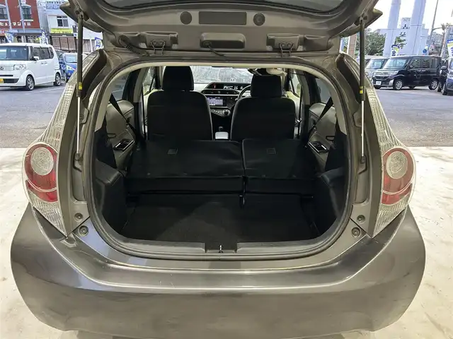 トヨタ アクア G 沖縄県 2014(平26)年 6.9万km グレーメタリック (株)IDOMが運営する【じしゃロンコザ店】の自社ローン専用車両になりますこちらは現金またはオートローンご利用時の価格です。自社ローンご希望の方は別途その旨お申付け下さい/純正ナビ　/ＥＴＣ　/パワーステアリング　/パワーウィンドウ　/アイドリングストップ　/純正フロアマット　/オートライト/LEDヘッドライト/プッシュスタート/スマートキー　/スペアキー　/取扱説明書