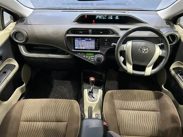 トヨタ アクア G 沖縄県 2014(平26)年 6.9万km グレーメタリック (株)IDOMが運営する【じしゃロンコザ店】の自社ローン専用車両になりますこちらは現金またはオートローンご利用時の価格です。自社ローンご希望の方は別途その旨お申付け下さい/純正ナビ　/ＥＴＣ　/パワーステアリング　/パワーウィンドウ　/アイドリングストップ　/純正フロアマット　/オートライト/LEDヘッドライト/プッシュスタート/スマートキー　/スペアキー　/取扱説明書