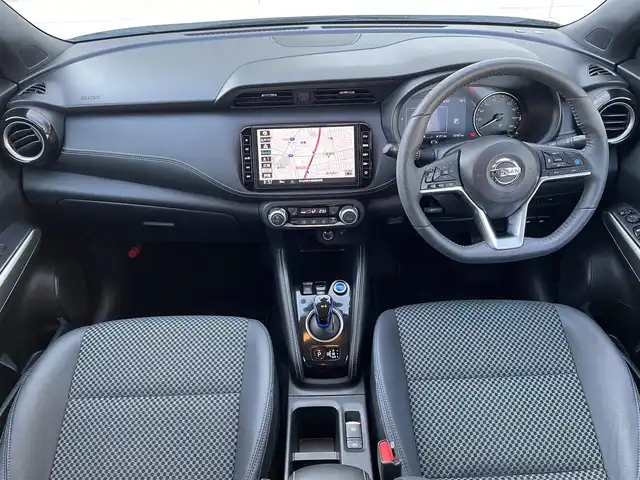 日産 キックス X 福岡県 2022(令4)年 5.4万km ブリリアントホワイトパール/ピュアブラック 2トーン ワンオーナー/プロパイロット/インテリジェントルームミラー/純正9インチメモリナビ【MM321D-L】/　(AM/FM/CD/DVD/Bluetooth/フルセグTV/)/インテリジェントアラウンドビューモニター/バック/フロント/サイドカメラ/運転支援/・インテリジェント エマージェンシーブレーキ/・踏み間違い衝突防止アシスト/・車線逸脱警報/・車線逸脱防止支援システム/・ヒルスタートアシスト/・ビークルダイナミクスコントロール/ふらつき警報/純正17インチホルミホイール/ルーフレール/純正前後ドライブレコーダー【DH5-D】/純正ビルトインETC2.0/黒ハーフレザーシート/ステアリングヒーター/革巻きステアリング/ステアリングスイッチ/シートヒーター（D/N）/純正ドアバイザー/純正フロアマット/ISOFIX対応/スペアキー×1/保証書/取扱説明書