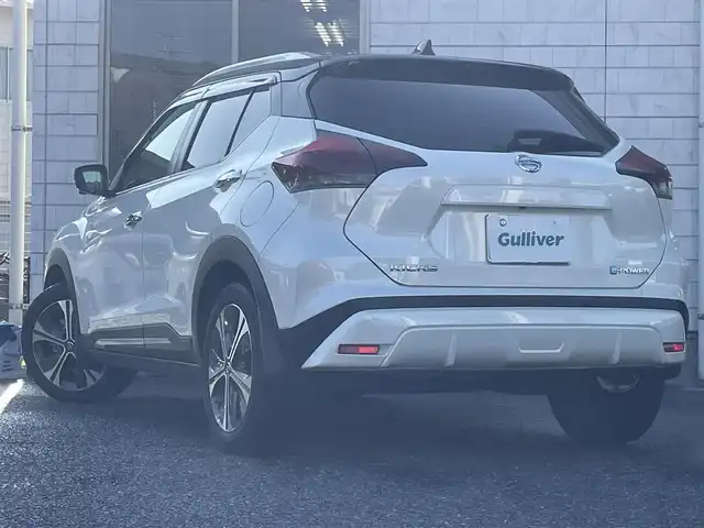 日産 キックス X 福岡県 2022(令4)年 5.4万km ブリリアントホワイトパール/ピュアブラック 2トーン ワンオーナー/プロパイロット/インテリジェントルームミラー/純正9インチメモリナビ【MM321D-L】/　(AM/FM/CD/DVD/Bluetooth/フルセグTV/)/インテリジェントアラウンドビューモニター/バック/フロント/サイドカメラ/運転支援/・インテリジェント エマージェンシーブレーキ/・踏み間違い衝突防止アシスト/・車線逸脱警報/・車線逸脱防止支援システム/・ヒルスタートアシスト/・ビークルダイナミクスコントロール/ふらつき警報/純正17インチホルミホイール/ルーフレール/純正前後ドライブレコーダー【DH5-D】/純正ビルトインETC2.0/黒ハーフレザーシート/ステアリングヒーター/革巻きステアリング/ステアリングスイッチ/シートヒーター（D/N）/純正ドアバイザー/純正フロアマット/ISOFIX対応/スペアキー×1/保証書/取扱説明書