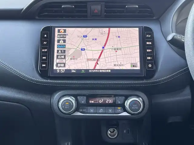 日産 キックス X 福岡県 2022(令4)年 5.4万km ブリリアントホワイトパール/ピュアブラック 2トーン ワンオーナー/プロパイロット/インテリジェントルームミラー/純正9インチメモリナビ【MM321D-L】/　(AM/FM/CD/DVD/Bluetooth/フルセグTV/)/インテリジェントアラウンドビューモニター/バック/フロント/サイドカメラ/運転支援/・インテリジェント エマージェンシーブレーキ/・踏み間違い衝突防止アシスト/・車線逸脱警報/・車線逸脱防止支援システム/・ヒルスタートアシスト/・ビークルダイナミクスコントロール/ふらつき警報/純正17インチホルミホイール/ルーフレール/純正前後ドライブレコーダー【DH5-D】/純正ビルトインETC2.0/黒ハーフレザーシート/ステアリングヒーター/革巻きステアリング/ステアリングスイッチ/シートヒーター（D/N）/純正ドアバイザー/純正フロアマット/ISOFIX対応/スペアキー×1/保証書/取扱説明書