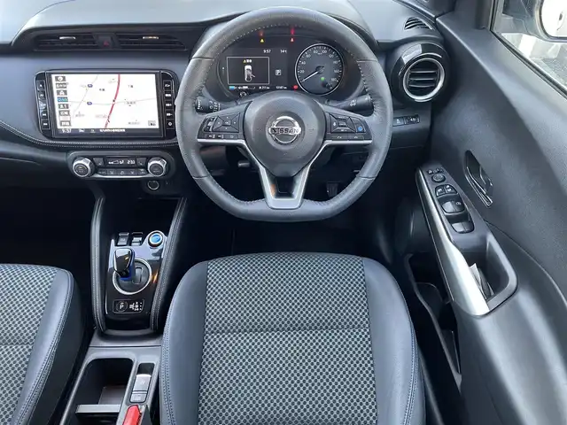 日産 キックス X 福岡県 2022(令4)年 5.4万km ブリリアントホワイトパール/ピュアブラック 2トーン ワンオーナー/プロパイロット/インテリジェントルームミラー/純正9インチメモリナビ【MM321D-L】/　(AM/FM/CD/DVD/Bluetooth/フルセグTV/)/インテリジェントアラウンドビューモニター/バック/フロント/サイドカメラ/運転支援/・インテリジェント エマージェンシーブレーキ/・踏み間違い衝突防止アシスト/・車線逸脱警報/・車線逸脱防止支援システム/・ヒルスタートアシスト/・ビークルダイナミクスコントロール/ふらつき警報/純正17インチホルミホイール/ルーフレール/純正前後ドライブレコーダー【DH5-D】/純正ビルトインETC2.0/黒ハーフレザーシート/ステアリングヒーター/革巻きステアリング/ステアリングスイッチ/シートヒーター（D/N）/純正ドアバイザー/純正フロアマット/ISOFIX対応/スペアキー×1/保証書/取扱説明書