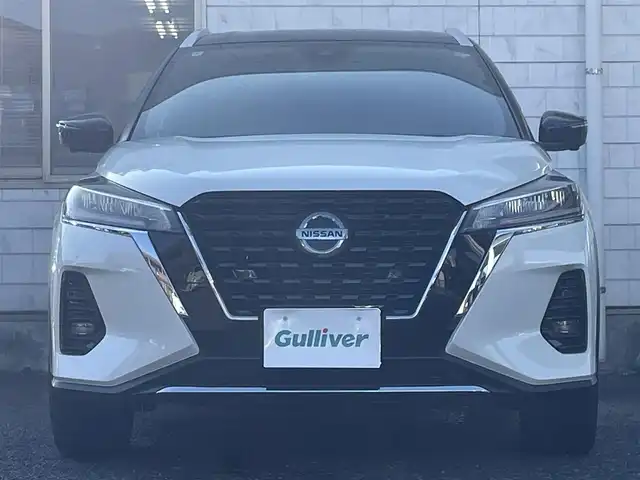 日産 キックス X 福岡県 2022(令4)年 5.4万km ブリリアントホワイトパール/ピュアブラック 2トーン ワンオーナー/プロパイロット/インテリジェントルームミラー/純正9インチメモリナビ【MM321D-L】/　(AM/FM/CD/DVD/Bluetooth/フルセグTV/)/インテリジェントアラウンドビューモニター/バック/フロント/サイドカメラ/運転支援/・インテリジェント エマージェンシーブレーキ/・踏み間違い衝突防止アシスト/・車線逸脱警報/・車線逸脱防止支援システム/・ヒルスタートアシスト/・ビークルダイナミクスコントロール/ふらつき警報/純正17インチホルミホイール/ルーフレール/純正前後ドライブレコーダー【DH5-D】/純正ビルトインETC2.0/黒ハーフレザーシート/ステアリングヒーター/革巻きステアリング/ステアリングスイッチ/シートヒーター（D/N）/純正ドアバイザー/純正フロアマット/ISOFIX対応/スペアキー×1/保証書/取扱説明書