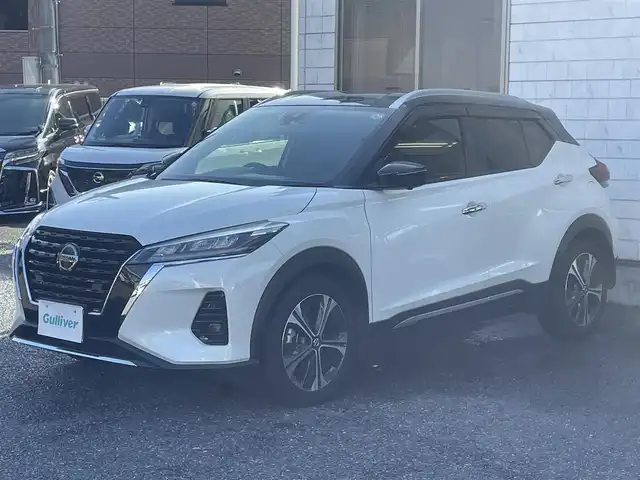 日産 キックス X 福岡県 2022(令4)年 5.4万km ブリリアントホワイトパール/ピュアブラック 2トーン ワンオーナー/プロパイロット/インテリジェントルームミラー/純正9インチメモリナビ【MM321D-L】/　(AM/FM/CD/DVD/Bluetooth/フルセグTV/)/インテリジェントアラウンドビューモニター/バック/フロント/サイドカメラ/運転支援/・インテリジェント エマージェンシーブレーキ/・踏み間違い衝突防止アシスト/・車線逸脱警報/・車線逸脱防止支援システム/・ヒルスタートアシスト/・ビークルダイナミクスコントロール/ふらつき警報/純正17インチホルミホイール/ルーフレール/純正前後ドライブレコーダー【DH5-D】/純正ビルトインETC2.0/黒ハーフレザーシート/ステアリングヒーター/革巻きステアリング/ステアリングスイッチ/シートヒーター（D/N）/純正ドアバイザー/純正フロアマット/ISOFIX対応/スペアキー×1/保証書/取扱説明書