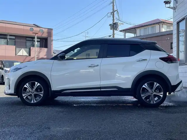 日産 キックス X 福岡県 2022(令4)年 5.4万km ブリリアントホワイトパール/ピュアブラック 2トーン ワンオーナー/プロパイロット/インテリジェントルームミラー/純正9インチメモリナビ【MM321D-L】/　(AM/FM/CD/DVD/Bluetooth/フルセグTV/)/インテリジェントアラウンドビューモニター/バック/フロント/サイドカメラ/運転支援/・インテリジェント エマージェンシーブレーキ/・踏み間違い衝突防止アシスト/・車線逸脱警報/・車線逸脱防止支援システム/・ヒルスタートアシスト/・ビークルダイナミクスコントロール/ふらつき警報/純正17インチホルミホイール/ルーフレール/純正前後ドライブレコーダー【DH5-D】/純正ビルトインETC2.0/黒ハーフレザーシート/ステアリングヒーター/革巻きステアリング/ステアリングスイッチ/シートヒーター（D/N）/純正ドアバイザー/純正フロアマット/ISOFIX対応/スペアキー×1/保証書/取扱説明書