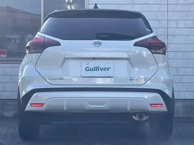 日産 キックス X 福岡県 2022(令4)年 5.4万km ブリリアントホワイトパール/ピュアブラック 2トーン ワンオーナー/プロパイロット/インテリジェントルームミラー/純正9インチメモリナビ【MM321D-L】/　(AM/FM/CD/DVD/Bluetooth/フルセグTV/)/インテリジェントアラウンドビューモニター/バック/フロント/サイドカメラ/運転支援/・インテリジェント エマージェンシーブレーキ/・踏み間違い衝突防止アシスト/・車線逸脱警報/・車線逸脱防止支援システム/・ヒルスタートアシスト/・ビークルダイナミクスコントロール/ふらつき警報/純正17インチホルミホイール/ルーフレール/純正前後ドライブレコーダー【DH5-D】/純正ビルトインETC2.0/黒ハーフレザーシート/ステアリングヒーター/革巻きステアリング/ステアリングスイッチ/シートヒーター（D/N）/純正ドアバイザー/純正フロアマット/ISOFIX対応/スペアキー×1/保証書/取扱説明書