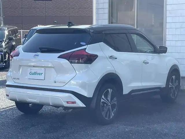 日産 キックス X 福岡県 2022(令4)年 5.4万km ブリリアントホワイトパール/ピュアブラック 2トーン ワンオーナー/プロパイロット/インテリジェントルームミラー/純正9インチメモリナビ【MM321D-L】/　(AM/FM/CD/DVD/Bluetooth/フルセグTV/)/インテリジェントアラウンドビューモニター/バック/フロント/サイドカメラ/運転支援/・インテリジェント エマージェンシーブレーキ/・踏み間違い衝突防止アシスト/・車線逸脱警報/・車線逸脱防止支援システム/・ヒルスタートアシスト/・ビークルダイナミクスコントロール/ふらつき警報/純正17インチホルミホイール/ルーフレール/純正前後ドライブレコーダー【DH5-D】/純正ビルトインETC2.0/黒ハーフレザーシート/ステアリングヒーター/革巻きステアリング/ステアリングスイッチ/シートヒーター（D/N）/純正ドアバイザー/純正フロアマット/ISOFIX対応/スペアキー×1/保証書/取扱説明書