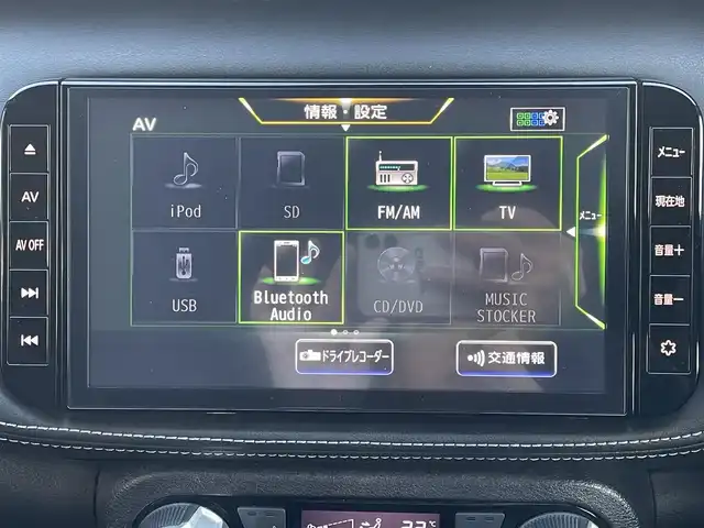 日産 キックス X 福岡県 2022(令4)年 5.4万km ブリリアントホワイトパール/ピュアブラック 2トーン ワンオーナー/プロパイロット/インテリジェントルームミラー/純正9インチメモリナビ【MM321D-L】/　(AM/FM/CD/DVD/Bluetooth/フルセグTV/)/インテリジェントアラウンドビューモニター/バック/フロント/サイドカメラ/運転支援/・インテリジェント エマージェンシーブレーキ/・踏み間違い衝突防止アシスト/・車線逸脱警報/・車線逸脱防止支援システム/・ヒルスタートアシスト/・ビークルダイナミクスコントロール/ふらつき警報/純正17インチホルミホイール/ルーフレール/純正前後ドライブレコーダー【DH5-D】/純正ビルトインETC2.0/黒ハーフレザーシート/ステアリングヒーター/革巻きステアリング/ステアリングスイッチ/シートヒーター（D/N）/純正ドアバイザー/純正フロアマット/ISOFIX対応/スペアキー×1/保証書/取扱説明書