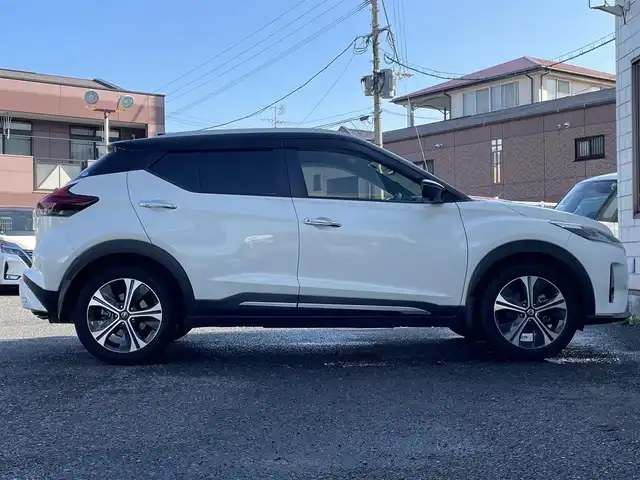 日産 キックス X 福岡県 2022(令4)年 5.4万km ブリリアントホワイトパール/ピュアブラック 2トーン ワンオーナー/プロパイロット/インテリジェントルームミラー/純正9インチメモリナビ【MM321D-L】/　(AM/FM/CD/DVD/Bluetooth/フルセグTV/)/インテリジェントアラウンドビューモニター/バック/フロント/サイドカメラ/運転支援/・インテリジェント エマージェンシーブレーキ/・踏み間違い衝突防止アシスト/・車線逸脱警報/・車線逸脱防止支援システム/・ヒルスタートアシスト/・ビークルダイナミクスコントロール/ふらつき警報/純正17インチホルミホイール/ルーフレール/純正前後ドライブレコーダー【DH5-D】/純正ビルトインETC2.0/黒ハーフレザーシート/ステアリングヒーター/革巻きステアリング/ステアリングスイッチ/シートヒーター（D/N）/純正ドアバイザー/純正フロアマット/ISOFIX対応/スペアキー×1/保証書/取扱説明書