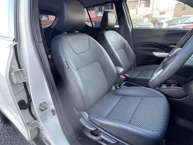 日産 キックス X 福岡県 2022(令4)年 5.4万km ブリリアントホワイトパール/ピュアブラック 2トーン ワンオーナー/プロパイロット/インテリジェントルームミラー/純正9インチメモリナビ【MM321D-L】/　(AM/FM/CD/DVD/Bluetooth/フルセグTV/)/インテリジェントアラウンドビューモニター/バック/フロント/サイドカメラ/運転支援/・インテリジェント エマージェンシーブレーキ/・踏み間違い衝突防止アシスト/・車線逸脱警報/・車線逸脱防止支援システム/・ヒルスタートアシスト/・ビークルダイナミクスコントロール/ふらつき警報/純正17インチホルミホイール/ルーフレール/純正前後ドライブレコーダー【DH5-D】/純正ビルトインETC2.0/黒ハーフレザーシート/ステアリングヒーター/革巻きステアリング/ステアリングスイッチ/シートヒーター（D/N）/純正ドアバイザー/純正フロアマット/ISOFIX対応/スペアキー×1/保証書/取扱説明書