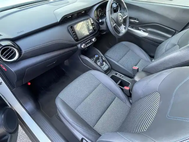 日産 キックス X 福岡県 2022(令4)年 5.4万km ブリリアントホワイトパール/ピュアブラック 2トーン ワンオーナー/プロパイロット/インテリジェントルームミラー/純正9インチメモリナビ【MM321D-L】/　(AM/FM/CD/DVD/Bluetooth/フルセグTV/)/インテリジェントアラウンドビューモニター/バック/フロント/サイドカメラ/運転支援/・インテリジェント エマージェンシーブレーキ/・踏み間違い衝突防止アシスト/・車線逸脱警報/・車線逸脱防止支援システム/・ヒルスタートアシスト/・ビークルダイナミクスコントロール/ふらつき警報/純正17インチホルミホイール/ルーフレール/純正前後ドライブレコーダー【DH5-D】/純正ビルトインETC2.0/黒ハーフレザーシート/ステアリングヒーター/革巻きステアリング/ステアリングスイッチ/シートヒーター（D/N）/純正ドアバイザー/純正フロアマット/ISOFIX対応/スペアキー×1/保証書/取扱説明書