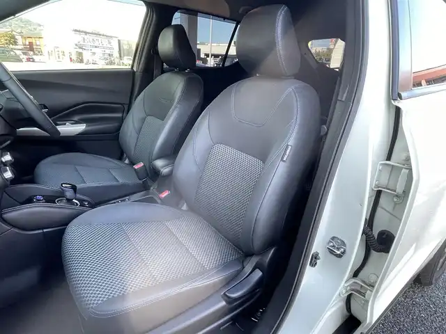 日産 キックス X 福岡県 2022(令4)年 5.4万km ブリリアントホワイトパール/ピュアブラック 2トーン ワンオーナー/プロパイロット/インテリジェントルームミラー/純正9インチメモリナビ【MM321D-L】/　(AM/FM/CD/DVD/Bluetooth/フルセグTV/)/インテリジェントアラウンドビューモニター/バック/フロント/サイドカメラ/運転支援/・インテリジェント エマージェンシーブレーキ/・踏み間違い衝突防止アシスト/・車線逸脱警報/・車線逸脱防止支援システム/・ヒルスタートアシスト/・ビークルダイナミクスコントロール/ふらつき警報/純正17インチホルミホイール/ルーフレール/純正前後ドライブレコーダー【DH5-D】/純正ビルトインETC2.0/黒ハーフレザーシート/ステアリングヒーター/革巻きステアリング/ステアリングスイッチ/シートヒーター（D/N）/純正ドアバイザー/純正フロアマット/ISOFIX対応/スペアキー×1/保証書/取扱説明書