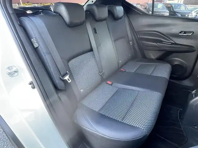 日産 キックス X 福岡県 2022(令4)年 5.4万km ブリリアントホワイトパール/ピュアブラック 2トーン ワンオーナー/プロパイロット/インテリジェントルームミラー/純正9インチメモリナビ【MM321D-L】/　(AM/FM/CD/DVD/Bluetooth/フルセグTV/)/インテリジェントアラウンドビューモニター/バック/フロント/サイドカメラ/運転支援/・インテリジェント エマージェンシーブレーキ/・踏み間違い衝突防止アシスト/・車線逸脱警報/・車線逸脱防止支援システム/・ヒルスタートアシスト/・ビークルダイナミクスコントロール/ふらつき警報/純正17インチホルミホイール/ルーフレール/純正前後ドライブレコーダー【DH5-D】/純正ビルトインETC2.0/黒ハーフレザーシート/ステアリングヒーター/革巻きステアリング/ステアリングスイッチ/シートヒーター（D/N）/純正ドアバイザー/純正フロアマット/ISOFIX対応/スペアキー×1/保証書/取扱説明書