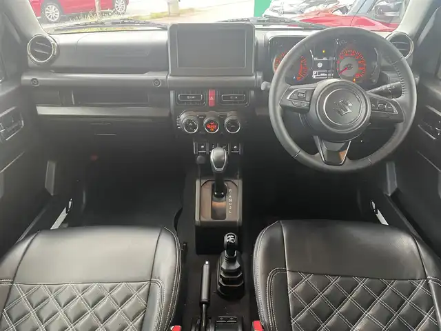 スズキ ジムニー シエラ JC 青森県 2024(令6)年 0.9万km ピュアホワイトP 寒冷地仕様/ワンオーナー/4WD/クリアランスソナー/純正15AW/純正フロアマット/フォグランプ/オートライト/前席シートヒーター/クルーズコントロール/アイドリングストップ/車線逸脱警報/衝突軽減システム/横滑り防止機能/ヒルスタートアシスト/盗難防止装置/UVカットガラス/プライバシーガラス/背面タイヤ/夏タイヤ積み込み有（AW無）/ETC2.0/スペアキー/純正スターター/保証書/取扱説明書/保証書