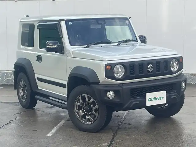 スズキ ジムニー シエラ JC 青森県 2024(令6)年 0.9万km ピュアホワイトP 寒冷地仕様/ワンオーナー/4WD/クリアランスソナー/純正15AW/純正フロアマット/フォグランプ/オートライト/前席シートヒーター/クルーズコントロール/アイドリングストップ/車線逸脱警報/衝突軽減システム/横滑り防止機能/ヒルスタートアシスト/盗難防止装置/UVカットガラス/プライバシーガラス/背面タイヤ/夏タイヤ積み込み有（AW無）/ETC2.0/スペアキー/純正スターター/保証書/取扱説明書/保証書