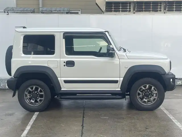 スズキ ジムニー シエラ JC 青森県 2024(令6)年 0.9万km ピュアホワイトP 寒冷地仕様/ワンオーナー/4WD/クリアランスソナー/純正15AW/純正フロアマット/フォグランプ/オートライト/前席シートヒーター/クルーズコントロール/アイドリングストップ/車線逸脱警報/衝突軽減システム/横滑り防止機能/ヒルスタートアシスト/盗難防止装置/UVカットガラス/プライバシーガラス/背面タイヤ/夏タイヤ積み込み有（AW無）/ETC2.0/スペアキー/純正スターター/保証書/取扱説明書/保証書