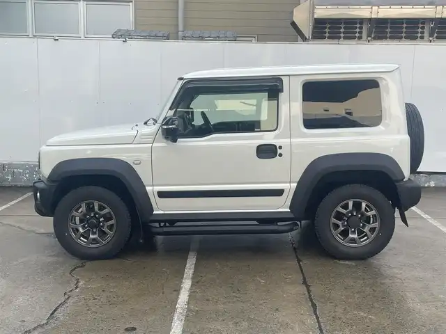 スズキ ジムニー シエラ JC 青森県 2024(令6)年 0.9万km ピュアホワイトP 寒冷地仕様/ワンオーナー/4WD/クリアランスソナー/純正15AW/純正フロアマット/フォグランプ/オートライト/前席シートヒーター/クルーズコントロール/アイドリングストップ/車線逸脱警報/衝突軽減システム/横滑り防止機能/ヒルスタートアシスト/盗難防止装置/UVカットガラス/プライバシーガラス/背面タイヤ/夏タイヤ積み込み有（AW無）/ETC2.0/スペアキー/純正スターター/保証書/取扱説明書/保証書