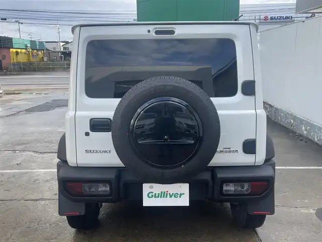 スズキ ジムニー シエラ JC 青森県 2024(令6)年 0.9万km ピュアホワイトP 寒冷地仕様/ワンオーナー/4WD/クリアランスソナー/純正15AW/純正フロアマット/フォグランプ/オートライト/前席シートヒーター/クルーズコントロール/アイドリングストップ/車線逸脱警報/衝突軽減システム/横滑り防止機能/ヒルスタートアシスト/盗難防止装置/UVカットガラス/プライバシーガラス/背面タイヤ/夏タイヤ積み込み有（AW無）/ETC2.0/スペアキー/純正スターター/保証書/取扱説明書/保証書