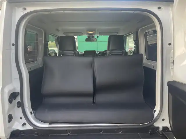 スズキ ジムニー シエラ JC 青森県 2024(令6)年 0.9万km ピュアホワイトP 寒冷地仕様/ワンオーナー/4WD/クリアランスソナー/純正15AW/純正フロアマット/フォグランプ/オートライト/前席シートヒーター/クルーズコントロール/アイドリングストップ/車線逸脱警報/衝突軽減システム/横滑り防止機能/ヒルスタートアシスト/盗難防止装置/UVカットガラス/プライバシーガラス/背面タイヤ/夏タイヤ積み込み有（AW無）/ETC2.0/スペアキー/純正スターター/保証書/取扱説明書/保証書