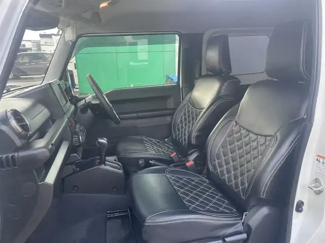 スズキ ジムニー シエラ JC 青森県 2024(令6)年 0.9万km ピュアホワイトP 寒冷地仕様/ワンオーナー/4WD/クリアランスソナー/純正15AW/純正フロアマット/フォグランプ/オートライト/前席シートヒーター/クルーズコントロール/アイドリングストップ/車線逸脱警報/衝突軽減システム/横滑り防止機能/ヒルスタートアシスト/盗難防止装置/UVカットガラス/プライバシーガラス/背面タイヤ/夏タイヤ積み込み有（AW無）/ETC2.0/スペアキー/純正スターター/保証書/取扱説明書/保証書