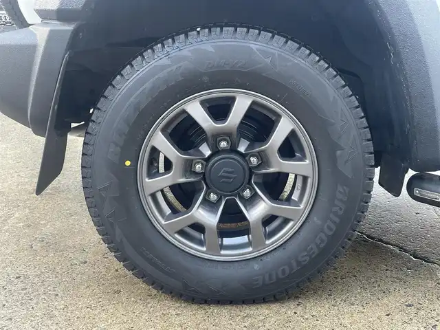 スズキ ジムニー シエラ JC 青森県 2024(令6)年 0.9万km ピュアホワイトP 寒冷地仕様/ワンオーナー/4WD/クリアランスソナー/純正15AW/純正フロアマット/フォグランプ/オートライト/前席シートヒーター/クルーズコントロール/アイドリングストップ/車線逸脱警報/衝突軽減システム/横滑り防止機能/ヒルスタートアシスト/盗難防止装置/UVカットガラス/プライバシーガラス/背面タイヤ/夏タイヤ積み込み有（AW無）/ETC2.0/スペアキー/純正スターター/保証書/取扱説明書/保証書