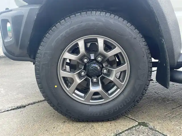 スズキ ジムニー シエラ JC 青森県 2024(令6)年 0.9万km ピュアホワイトP 寒冷地仕様/ワンオーナー/4WD/クリアランスソナー/純正15AW/純正フロアマット/フォグランプ/オートライト/前席シートヒーター/クルーズコントロール/アイドリングストップ/車線逸脱警報/衝突軽減システム/横滑り防止機能/ヒルスタートアシスト/盗難防止装置/UVカットガラス/プライバシーガラス/背面タイヤ/夏タイヤ積み込み有（AW無）/ETC2.0/スペアキー/純正スターター/保証書/取扱説明書/保証書