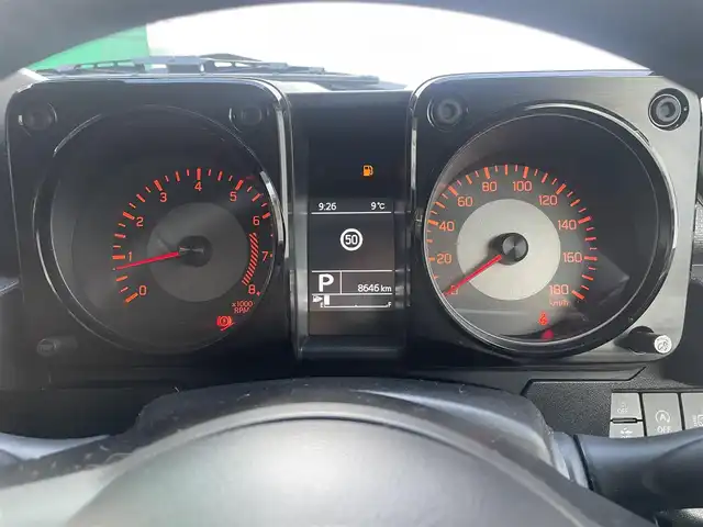 スズキ ジムニー シエラ JC 青森県 2024(令6)年 0.9万km ピュアホワイトP 寒冷地仕様/ワンオーナー/4WD/クリアランスソナー/純正15AW/純正フロアマット/フォグランプ/オートライト/前席シートヒーター/クルーズコントロール/アイドリングストップ/車線逸脱警報/衝突軽減システム/横滑り防止機能/ヒルスタートアシスト/盗難防止装置/UVカットガラス/プライバシーガラス/背面タイヤ/夏タイヤ積み込み有（AW無）/ETC2.0/スペアキー/純正スターター/保証書/取扱説明書/保証書