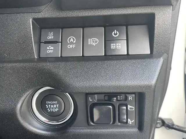 スズキ ジムニー シエラ JC 青森県 2024(令6)年 0.9万km ピュアホワイトP 寒冷地仕様/ワンオーナー/4WD/クリアランスソナー/純正15AW/純正フロアマット/フォグランプ/オートライト/前席シートヒーター/クルーズコントロール/アイドリングストップ/車線逸脱警報/衝突軽減システム/横滑り防止機能/ヒルスタートアシスト/盗難防止装置/UVカットガラス/プライバシーガラス/背面タイヤ/夏タイヤ積み込み有（AW無）/ETC2.0/スペアキー/純正スターター/保証書/取扱説明書/保証書