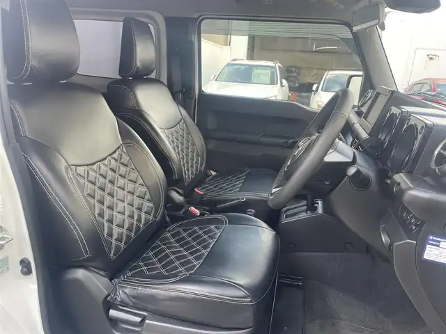 スズキ ジムニー シエラ JC 青森県 2024(令6)年 0.9万km ピュアホワイトP 寒冷地仕様/ワンオーナー/4WD/クリアランスソナー/純正15AW/純正フロアマット/フォグランプ/オートライト/前席シートヒーター/クルーズコントロール/アイドリングストップ/車線逸脱警報/衝突軽減システム/横滑り防止機能/ヒルスタートアシスト/盗難防止装置/UVカットガラス/プライバシーガラス/背面タイヤ/夏タイヤ積み込み有（AW無）/ETC2.0/スペアキー/純正スターター/保証書/取扱説明書/保証書