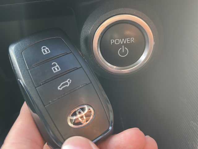 トヨタ ハリアー ハイブリッド Z 岐阜県 2023(令5)年 4.5万km ブラック 登録時走行距離44338km/ディスプレイオーディオ/全方位カメラ/ＪＢＬサウンド/パノラマルーフ/デジタルインナーミラー/ハーフレザーシート/電動リアゲート/パワーシート/ＥＴＣ/ＵＳＢ/Ｂｌｕｅｔｏｏｔｈ/純正アルミホイール/純正フロアマット/プッシュスタート/スマートキー/オートライト/オートハイビーム/コーナーセンサー前後/LEDヘッドライト/衝突軽減システム/ワンオーナー車/レーンキープアシスト/ウィンカーミラー/保証書/取説