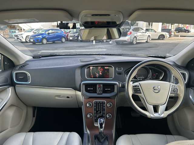 ボルボ Ｖ４０ D4 インスクリプション 東京都 2018(平30)年 4.9万km デニムブルーメタリック 純正HDDナビ/・Bluetooth/TV/CD/DVD/USB/アダクティブクルーズコントロール/レーン・キーピング・エイド/ブラインドスポットモニター/横滑り防止装置/衝突被害軽減システム/盗難防止装置/オートライト/コーナーセンサー/バックカメラ/オートエアコン/純正17インチアルミホイール/電動格納ミラー/ドライブレコーダー/ハーマンカートンオーディオシステム/ETC/スペアキー1本/プッシュスタート/オプションカラー：	デニムブルーメタリック（723）/専用革シート/ウッドパネル