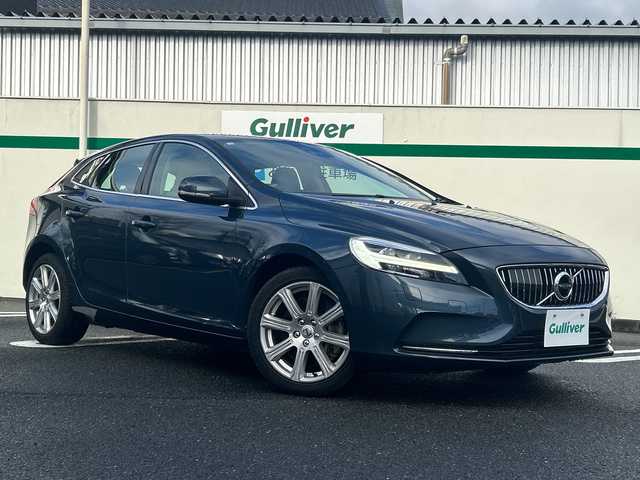 ボルボ Ｖ４０ D4 インスクリプション 東京都 2018(平30)年 4.9万km デニムブルーメタリック 純正HDDナビ/・Bluetooth/TV/CD/DVD/USB/アダクティブクルーズコントロール/レーン・キーピング・エイド/ブラインドスポットモニター/横滑り防止装置/衝突被害軽減システム/盗難防止装置/オートライト/コーナーセンサー/バックカメラ/オートエアコン/純正17インチアルミホイール/電動格納ミラー/ドライブレコーダー/ハーマンカートンオーディオシステム/ETC/スペアキー1本/プッシュスタート/オプションカラー：	デニムブルーメタリック（723）/専用革シート/ウッドパネル