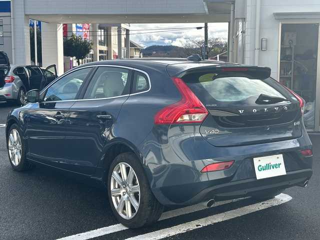 ボルボ Ｖ４０ D4 インスクリプション 東京都 2018(平30)年 4.9万km デニムブルーメタリック 純正HDDナビ/・Bluetooth/TV/CD/DVD/USB/アダクティブクルーズコントロール/レーン・キーピング・エイド/ブラインドスポットモニター/横滑り防止装置/衝突被害軽減システム/盗難防止装置/オートライト/コーナーセンサー/バックカメラ/オートエアコン/純正17インチアルミホイール/電動格納ミラー/ドライブレコーダー/ハーマンカートンオーディオシステム/ETC/スペアキー1本/プッシュスタート/オプションカラー：	デニムブルーメタリック（723）/専用革シート/ウッドパネル