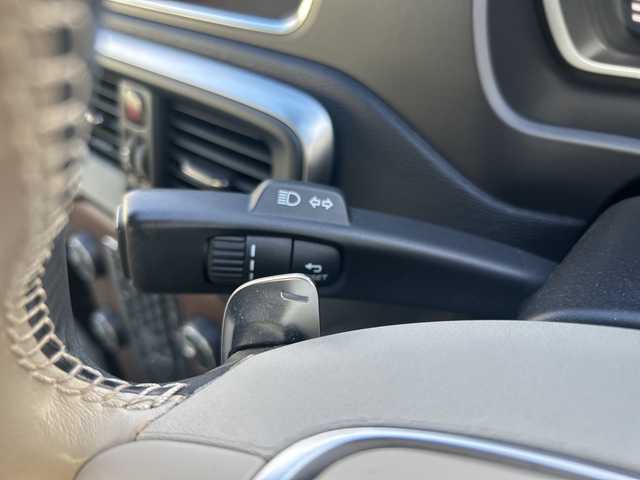 ボルボ Ｖ４０ D4 インスクリプション 東京都 2018(平30)年 4.9万km デニムブルーメタリック 純正HDDナビ/・Bluetooth/TV/CD/DVD/USB/アダクティブクルーズコントロール/レーン・キーピング・エイド/ブラインドスポットモニター/横滑り防止装置/衝突被害軽減システム/盗難防止装置/オートライト/コーナーセンサー/バックカメラ/オートエアコン/純正17インチアルミホイール/電動格納ミラー/ドライブレコーダー/ハーマンカートンオーディオシステム/ETC/スペアキー1本/プッシュスタート/オプションカラー：	デニムブルーメタリック（723）/専用革シート/ウッドパネル