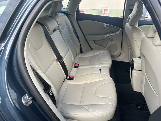 ボルボ Ｖ４０ D4 インスクリプション 東京都 2018(平30)年 4.9万km デニムブルーメタリック 純正HDDナビ/・Bluetooth/TV/CD/DVD/USB/アダクティブクルーズコントロール/レーン・キーピング・エイド/ブラインドスポットモニター/横滑り防止装置/衝突被害軽減システム/盗難防止装置/オートライト/コーナーセンサー/バックカメラ/オートエアコン/純正17インチアルミホイール/電動格納ミラー/ドライブレコーダー/ハーマンカートンオーディオシステム/ETC/スペアキー1本/プッシュスタート/オプションカラー：	デニムブルーメタリック（723）/専用革シート/ウッドパネル